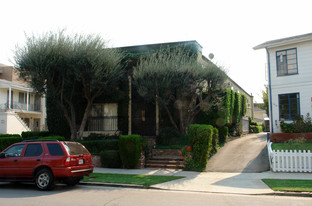 10634 Holman Ave in Los Angeles, CA - Building Photo
