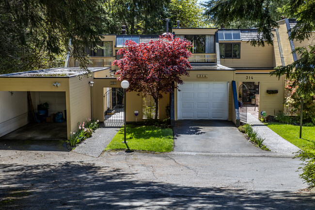 312-320 Keith Rd in West Vancouver, BC - Building Photo - Building Photo