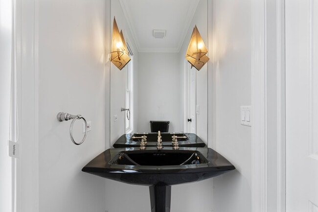 property at 2725 N Magnolia Ave
