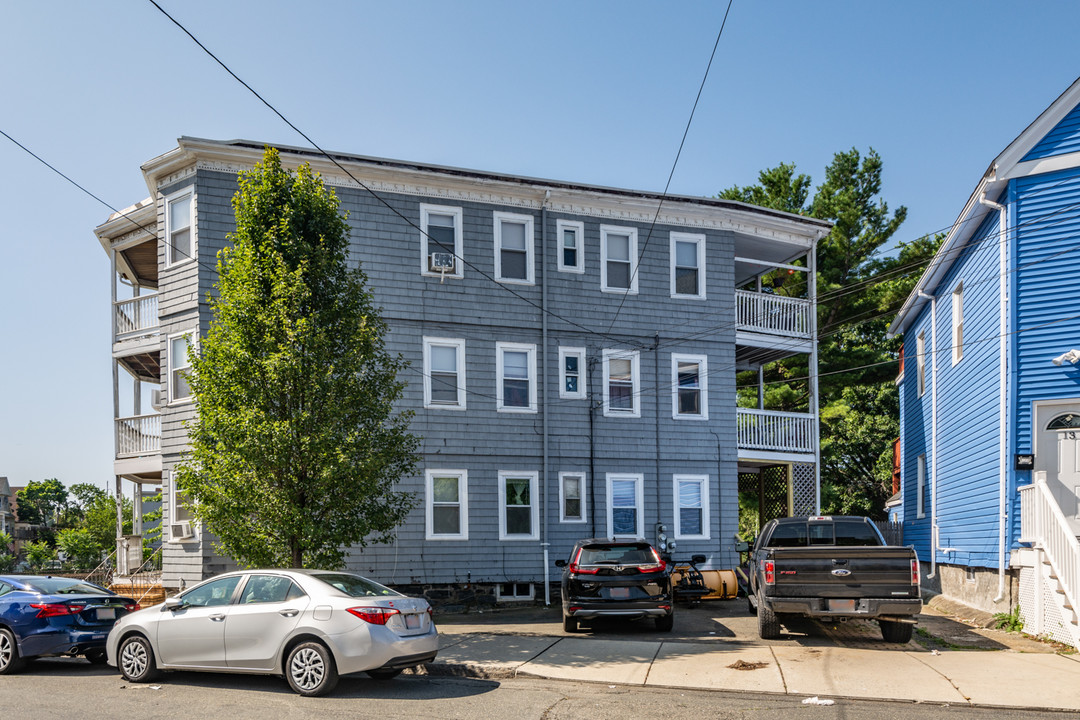 15 Gladstone St in Everett, MA - Building Photo