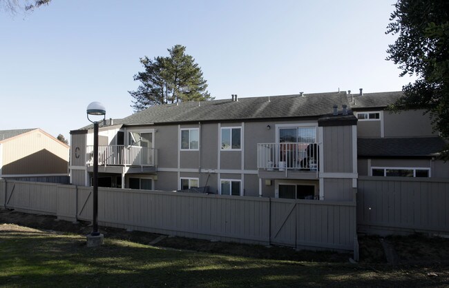 Midway Village in Daly City, CA - Foto de edificio - Building Photo
