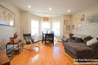 394 Centre St, Unit 3 in Boston, MA - Building Photo - Building Photo