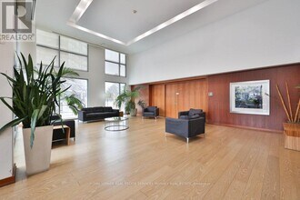 225 Webb Dr in Mississauga, ON - Building Photo - Building Photo