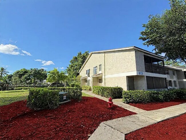 709 Gardens Dr, Unit #102 in Pompano Beach, FL - Foto de edificio - Building Photo