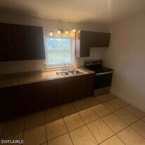 1427 Markland Ave in Ft. Myers, FL - Building Photo