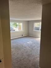 1620 Kent Des Moines Rd, Unit A in Seattle, WA - Foto de edificio - Building Photo