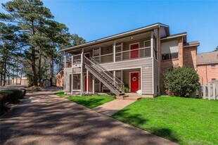 2404 Sycamore Ave in Huntsville, TX - Building Photo