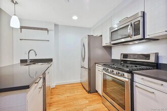 106-20 70th Ave in Queens, NY - Foto de edificio - Building Photo