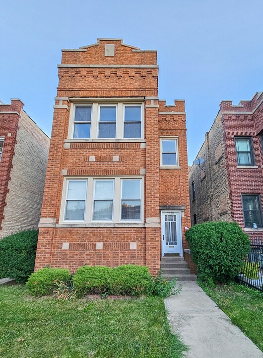 3338 W Cullom Ave in Chicago, IL - Building Photo