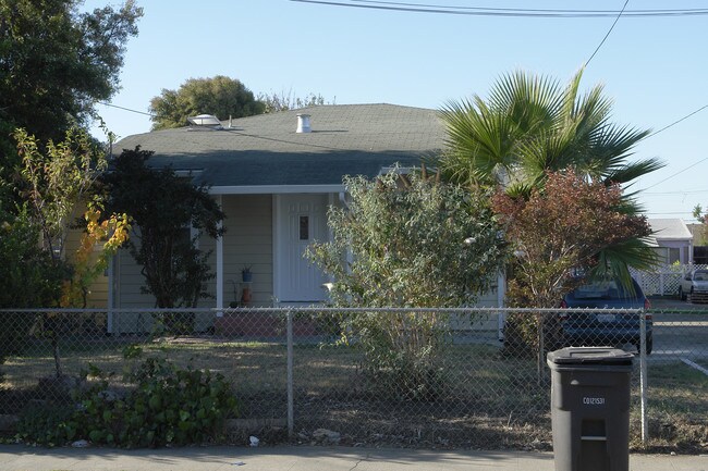 411-415 Sycamore Ave in Hayward, CA - Foto de edificio - Building Photo