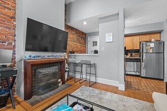 19 Milford St, Unit 2 in Boston, MA - Foto de edificio - Building Photo