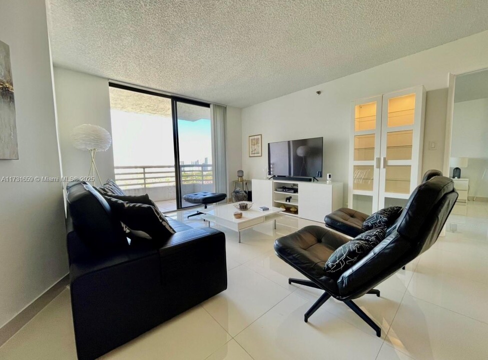 3300 NE 192 St in Aventura, FL - Building Photo