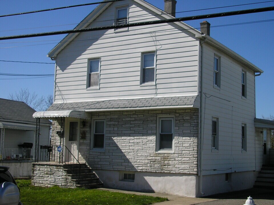 93 Lower Notch Rd in Little Falls, NJ - Building Photo