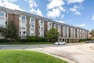 2400 Windsor Mall in Park Ridge, IL - Building Photo