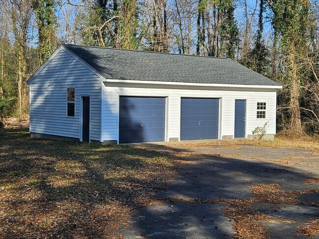 1114 Old Williamsburg Rd in Sandston, VA - Building Photo - Building Photo