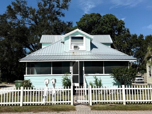 property at 1010A 13th Ave W