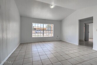 385 Mireles Ct in Socorro, TX - Building Photo - Building Photo