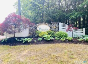 11 Trout Brook Cir in Newtown, CT - Building Photo