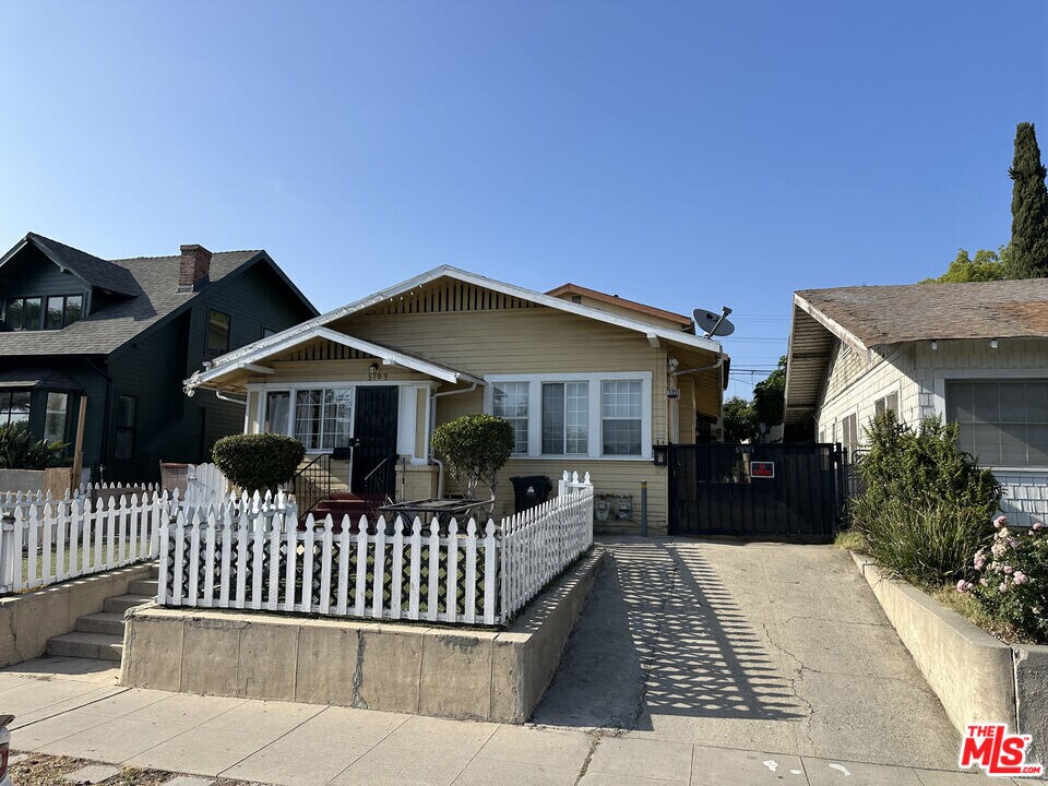5111 Meridian St in Los Angeles, CA - Building Photo