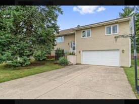 20698 N Eugene Ave in Prairie View, IL - Building Photo