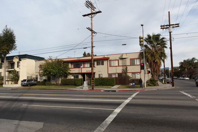 20303 Saticoy St in Winnetka, CA - Building Photo - Building Photo