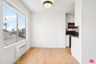 1352 S Carmelina Ave in Los Angeles, CA - Foto de edificio - Building Photo