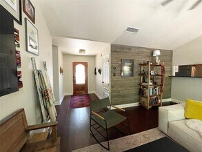 7018 Crosswood Dr in Austin, TX - Building Photo - Building Photo