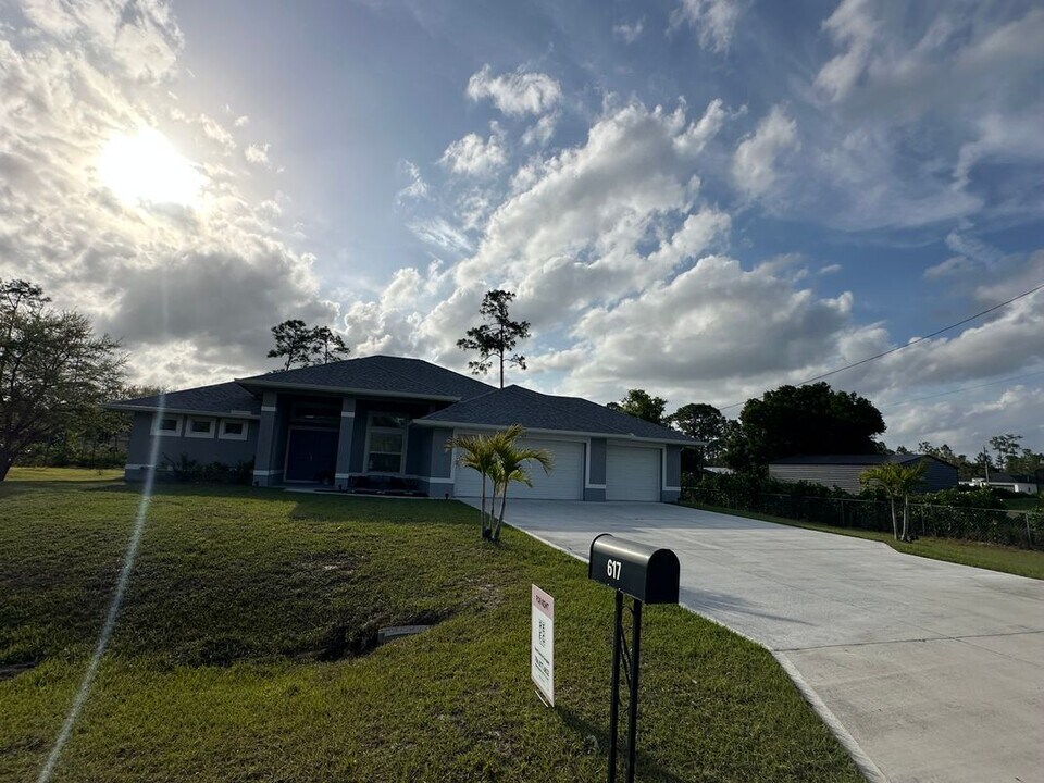 617 North Ave in Lehigh Acres, FL - Building Photo