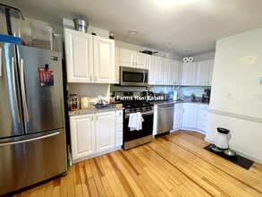 143 L St, Unit 2 in Boston, MA - Building Photo - Building Photo