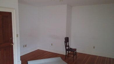 27 Maple St, Unit 2 in Oneonta, NY - Building Photo - Building Photo