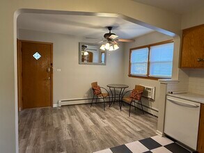 5736 W Gunnison St in Chicago, IL - Building Photo - Building Photo