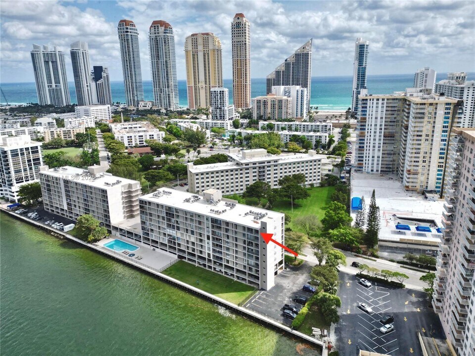 17500 N Bay Rd in Sunny Isles Beach, FL - Foto de edificio
