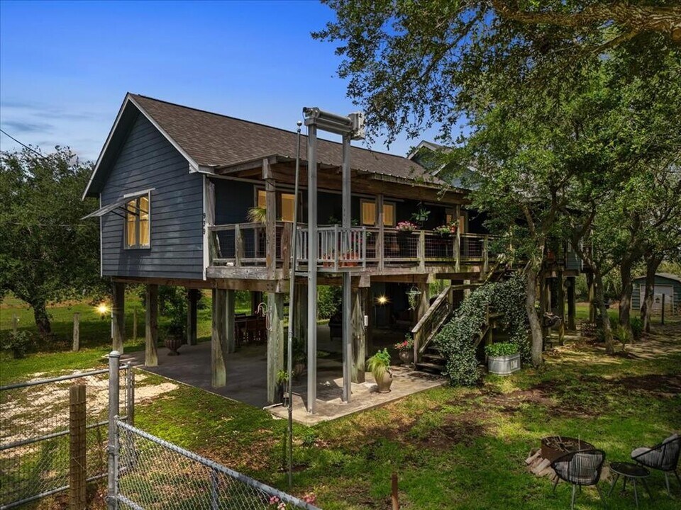 939 17th St in San Leon, TX - Building Photo
