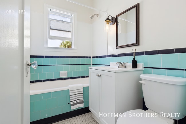 607 S Dunsmuir Ave in Los Angeles, CA - Building Photo - Building Photo