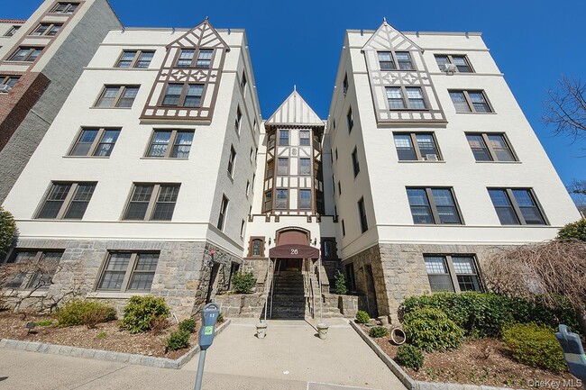 26 Pondfield Rd in Bronxville, NY - Building Photo - Building Photo