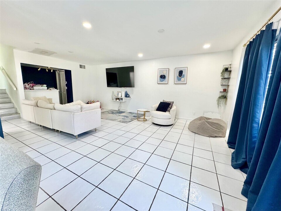 3424 Spring Bluff Pl in Lauderhill, FL - Foto de edificio