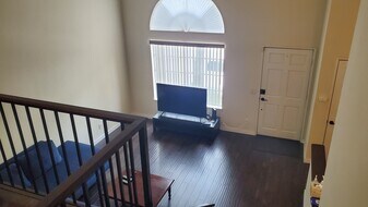 8741 Darby Ave, Unit 15 in Northridge, CA - Building Photo