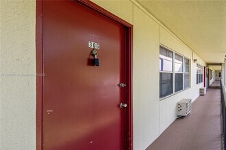 100 SW 132nd Way in Pembroke Pines, FL - Foto de edificio - Building Photo