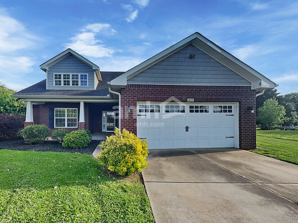 439 W Rustling Leaves Ln in Roebuck, SC - Foto de edificio