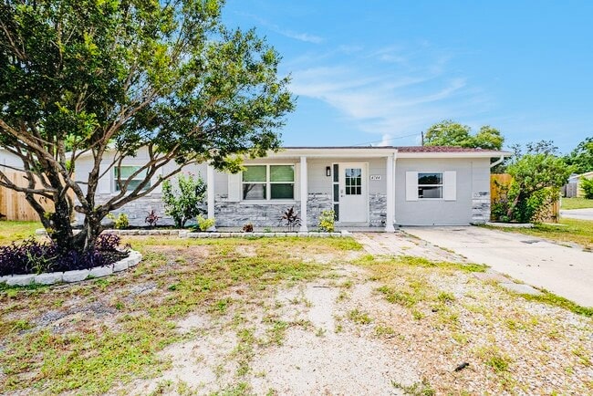 4744 Guardian Ave in Holiday, FL - Foto de edificio - Building Photo