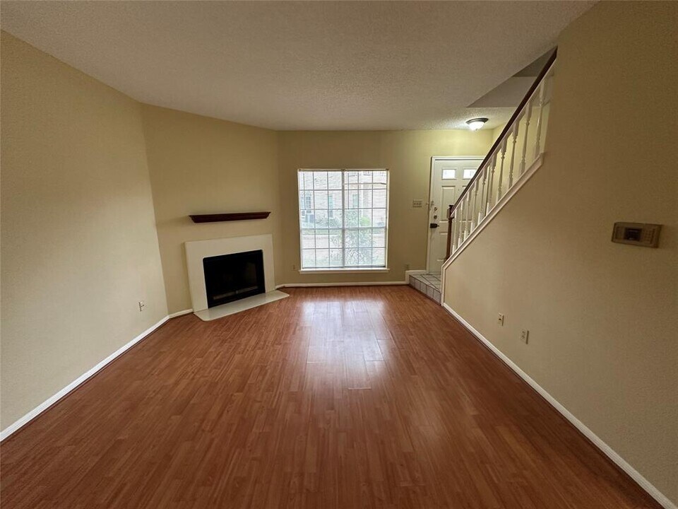 7575 Cambridge St in Houston, TX - Building Photo