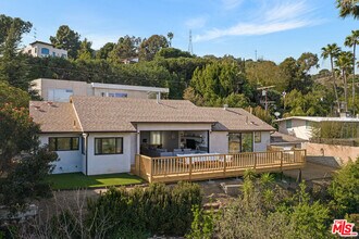 2612 Carman Crest Dr in Los Angeles, CA - Building Photo - Building Photo