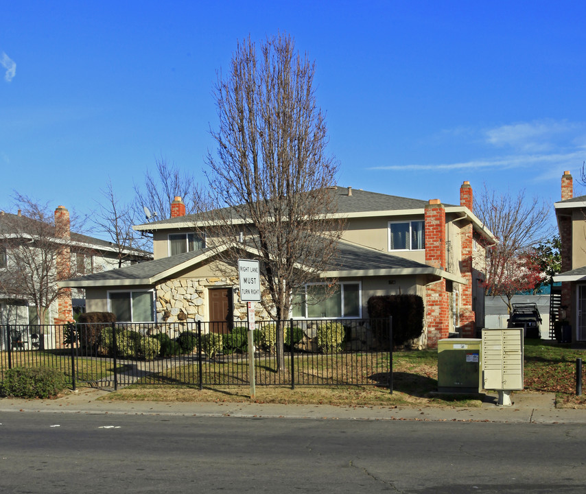 5607 42nd St in Sacramento, CA - Building Photo