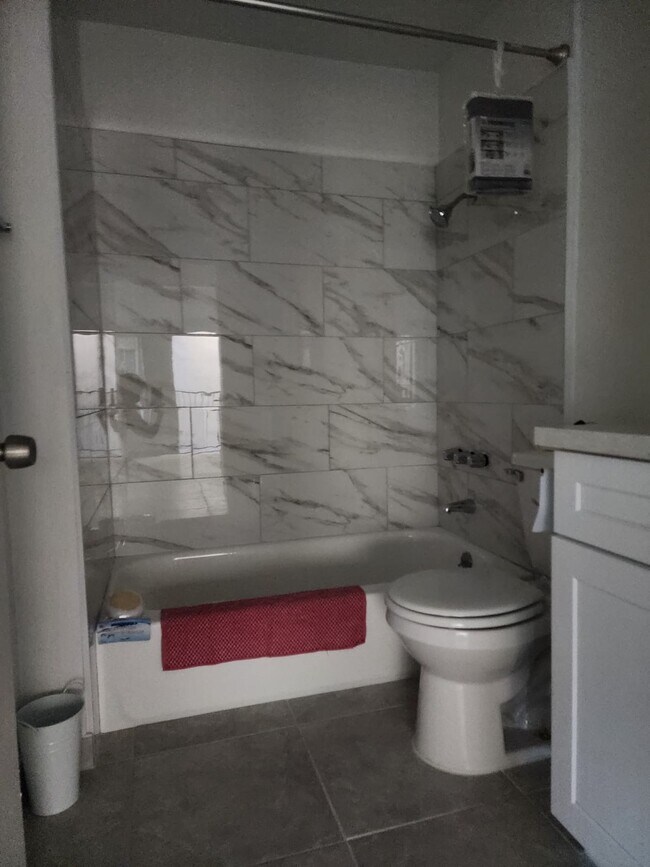 Cedros Apartments in Panorama City, CA - Foto de edificio - Building Photo