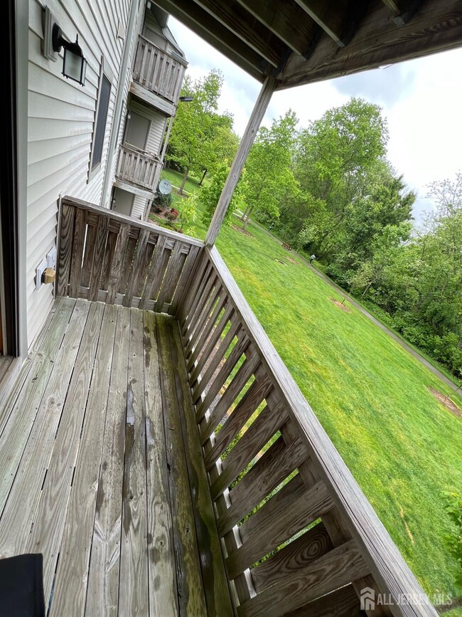 1317 Ravens Crest Dr in Plainsboro, NJ - Foto de edificio - Building Photo