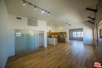 8 Brooks Ave in Los Angeles, CA - Building Photo - Building Photo