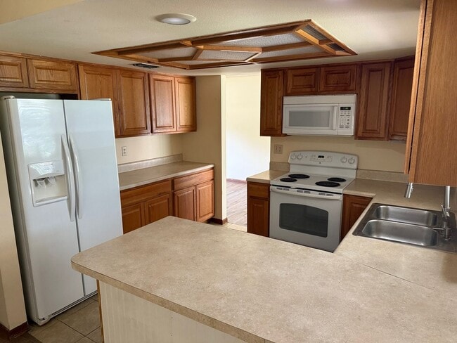 7446 Glasgow Rd in Weeki Wachee, FL - Foto de edificio - Building Photo