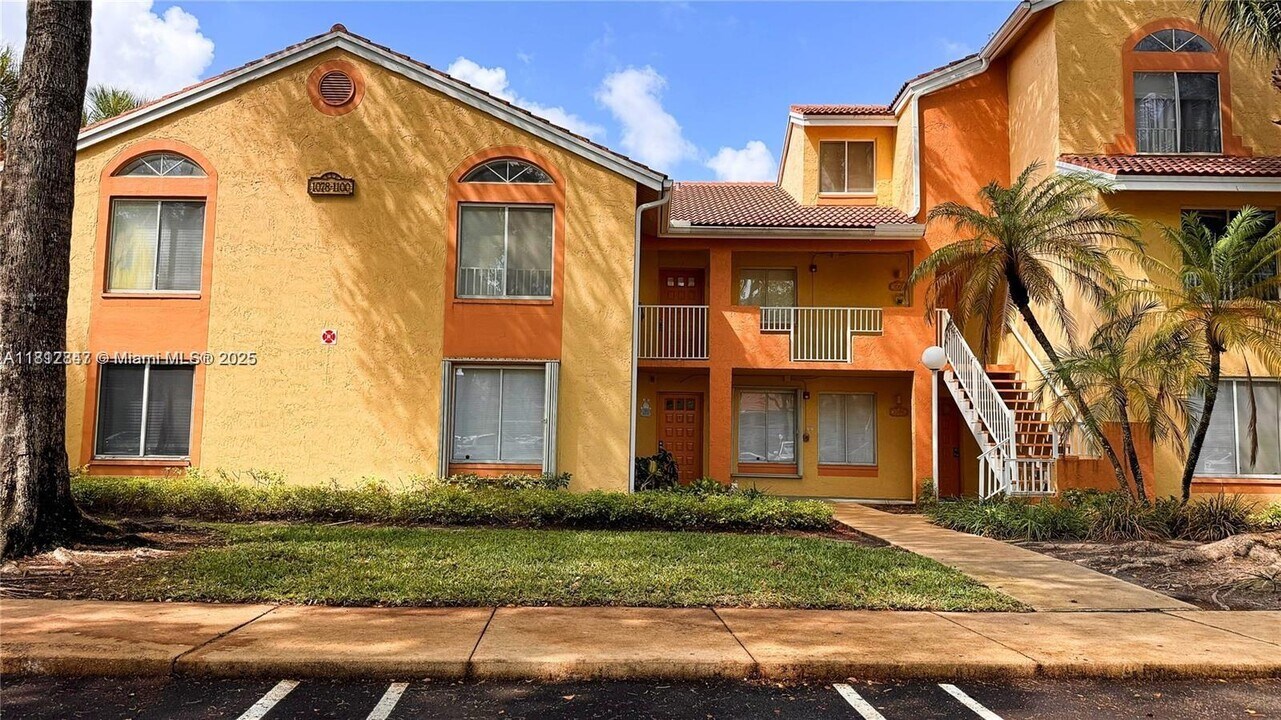 1084 Coral Club Dr in Coral Springs, FL - Building Photo