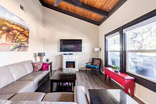 2305 Trailside Dr in Austin, TX - Building Photo