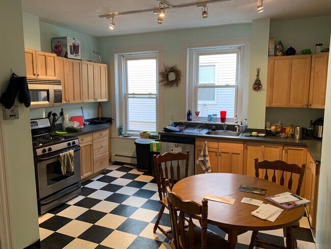 108 Central St, Unit 2 in Somerville, MA - Foto de edificio - Building Photo